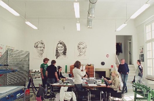 Studierende bei einem Projekt in der Siebdruckwerkstatt.jpg