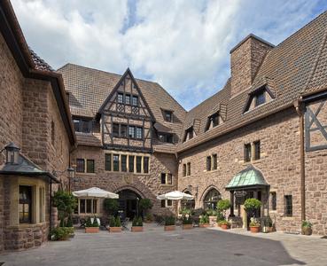 ) Im äußeren Erscheinungsbild lehnt sich das Hotel auf der Wartburg weitgehend an die neun Jahrhunderte zuvor entstandene Burg an. Dächer und Fassade wurden im Sommer 2011 ebenso überarbeitet wie die meisten Zimmer, Foto: Caparol Farben Lacke Bautenschutz/Martin Duckek