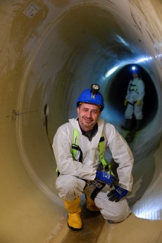 HAMBURG WASSER Ingenieur Stephan Bollmann kniet im frisch sanierten Eppendorf Stammsiel_HAMBURG.jpg
