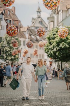 Konstanz-Altstadt-Hussenstrasse-Schnetztor-Flowerball-Einkaufen-Paar-04_Copyright_MTK-Leo-L.jpg