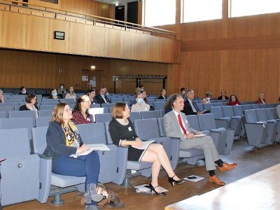 V.l. Ulrike Geppert-Orthofer, Präsidentin des Deutschen Hebammenverbandes e.V., Prof. Nina Knape, Studiengangleitung Hebammenwesen & Hebammenwissenschaft, und den rheinland-pfälzischen Minister für Wissenschaft und Gesundheit, Clemens Hoch