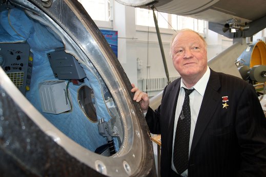 Sojus TM-19 und Kosmonaut Igor Volk.jpg