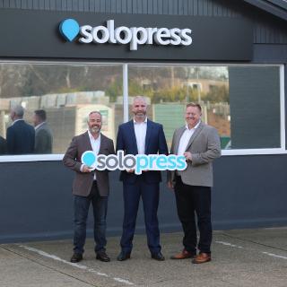Simon Cooper übernimmt im Februar 2019 die Geschäftsführung von Solopress. Er wird die erfolgreiche Arbeit der beiden Gründer Aron Priest und Andy Smith fortsetzen. Von links: Solopress-Gründer Aron Priest, der neue Solopress-Geschäftsführer Simon Cooper und COO Kevin Seaden / © Onlineprinters GmbH