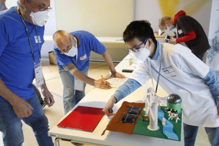Carl ( 11 Jahre ) mit seinem Kreativmobil beim Technik-Check, den der Pädagoge Michel Schürmann ( Techniklehrer an der Europaschule Dortmund und zugleich auch Leiter des von ihm in Leben gerufenen Regionalwettbewerbs "Sinne macht schnell – Dortmund") durchführt und der Vorstandsmitglied des Verein SolarMobil-Deutschland, Siegfried Schott ( Mitte ) , protokolliert