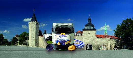 M++hlh+ñuser Pflaumenmus vor dem Panorama der Stadtmauer (Rechte Tourist Information MHL).jpg
