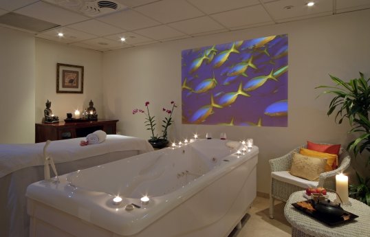 Mandelblüten-Bad im Hotel Bon Sol während der Mandelblüte auf Mallorca.jpg