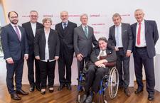 Bild 1 zeigt alle Laudatoren und Preisträger v.l.: Dr. Josef Arweck, Dr. h.c. Frank Otfried July, Sonja Pisaniello, Prof. Jost Goller, Gernot Kaes, Michael Dittrich, Wolfgang Niersbach, Peter Schneider