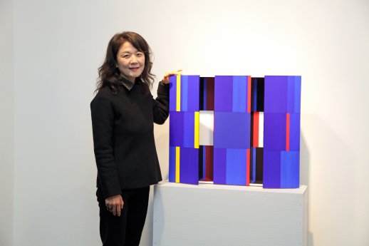 So-Ah Yim zeigt eines ihrer Werke.JPG