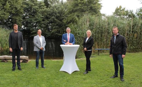 Idylle pur und neueste Technik im Melchiorsgrund: Landrat Manfred Görig (Mitte) gibt im Beisein von Bigo-Geschäftsführer Raphael Kupfermann, Heimleiter Reinhard Kaul-Seeger, Malgorzata Schiller, Geschäftsführung, und Schwalmtals Bürgermeister Timo Georg (von links) den Startschuss für schnelles Internet im Kulturtherapeutischen Dorf / Foto: Sabine Galle-Schäfer