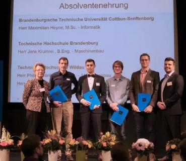 Im Rahmen einer Festveranstaltung ehrte die Vorstandsvorsitzende des VDI Berlin-Brandenburg, Prof. Dr.-Ing. Burghilde Wieneke-Toutaoui, die besten Ingenieurabsolventen. © VDI Berlin-Brandenburg