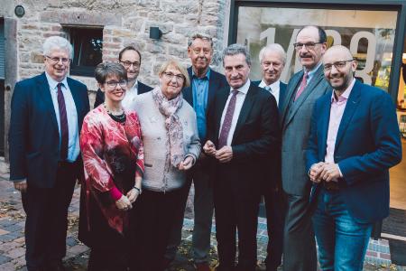 Gerhard Segmiller, Annette van Echelpoel, Dr. Dirk Notheis (alle Beiräte), Barbara Schäfer-Wiegand (Ehrenvorsitzende), Gerhard Meier-Röhn (Vorstand), Günther H. Oettinger (Schirmherr), Günter Mächtle (Vorstandsvorsitzender), Thomas Knapp (Vorstand), Jerome Braun (Geschäftsführung), (Bild: Stiftung Hänsel+Gretel)