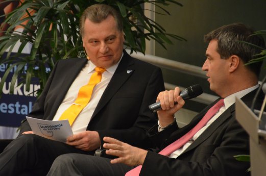 Finanzminister Söder mit BDS-Präsident Brauner im Gespräch.JPG