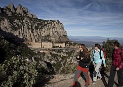 Katalonien, Wandergruppe mit Blick auf Montserrat klein.jpg
