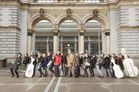 Unter der künstlerischen Leitung des Solisten Daniel Dodds wird das Kammerorchester Festival Strings Lucerne beim 9. Benefizkonzert der Würzburger Druck- und Medienunternehmen aufspielen. (Foto: Emanuel Ammon/AURA Fotoagentur)