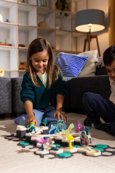 Ravensburger GraviTrax Junior - Spielszene Jungle Boy & Girl 7.jpg