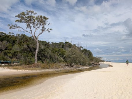 1_bowarrady_creek_auf_fraser_island_kgari.jpg