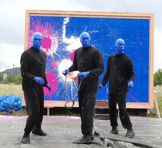 BLUE MAN GROUP begeistert mit farbenprächtiger Kunstaktion