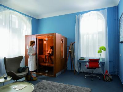 Zu den mit dem Blauen Engel ausgezeichneten KLAFS Saunen zählt auch die innovative und schon vielfach ausgezeichnete Zoom-Sauna S1 mit Innenausstattung aus unbehandeltem Hemlock- oder gewachstem Nussbaum-Holz. Foto: KLAFS GmbH & Co. KG