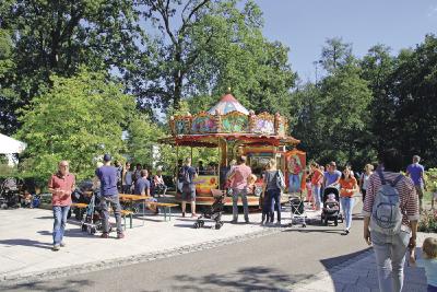 Beim großen Spielpark gibt es viele verschiedene Spielstationen wie Kreiselkiste, Riesen-Murmelaufzug und Jonglierkoffer / In der World of Living können am Sommerfest acht Ausstellungshäuser bei freiem Eintritt besichtigt werden / Im Festzelt sorgen die WeberHaus-Musikanten und im Anschluss die Axel Kunz Band für musikalische Unterhaltung / Während dem Sommerfest am Sonntag, 1. September 2019, finden drei Werksführungen statt. Treffpunkt ist im Foyer der World of Living