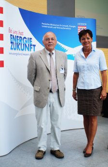 33b_HESA-Projektleiter Werner Eicke-Hennig und Hessens Umweltministerin Lucia Puttrich anlä.jpg