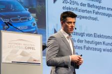 BMW-Leichtbauchef Florian Schek bei der Eröffnungskeynote des „Automobil Industrie Leichtbau-Gipfel” / (Quelle: S. Bausewein/Vogel Business Media)