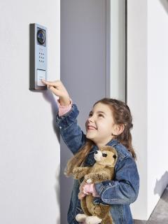 Ganz einfach alles im Blick: Siedle Compact mit Kamera ist der preisgünstige Einstieg in die Video-Türkommunikation / © S. Siedle & Söhne