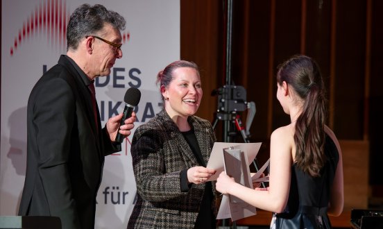 Sparkassen-Vorständin Dr. Sonja Kastin ehrt Preisträger_innen des Landes Bremen.jpg