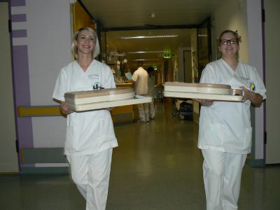 Gut gelaunt und strahlend: Marie-Sophie und Anna-Lena teilen das Essen aus auf der Station 3 des Alsfelder Krankenhauses. Die haben die beiden jungen Frauen gemeinsam mit ihren Mitschülern eigenverantwortlich geleitet. Ihr Fazit fällt eindeutig aus: Das war eine richtig gute Sache! Foto: Sabine Galle-Schäfer/Vogelsbergkreis