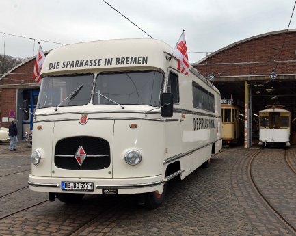 Der Sparkassenbus hat ein neues Zuhause Übergabe an den Borgwardclub.jpg