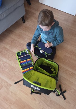 Kind erhält Schulrucksack.jpg