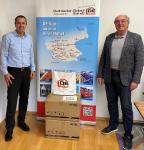 500 Corona-Selbsttests für die Auszubildenden im KPZ Kompetenzzentrum Dachtechnik Waldkirchen e. V. wurden von Thomas Neumann (li.) von der Dachdecker-Einkaufsgenossenschaft Süd eG an den 1. Vorsitzenden des KPZ und Landesinnungsmeister A. Ewald Kreuzer (re.) überreicht. Foto: KPZ/DE Süd