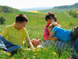 Familie_auf_Wiese_4x3_03_8806646509.jpg