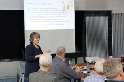 Martina Heide-Ermel vom Diakonischen Werk Vogelsberg stellt das neueste Projekt im Kreis-Seniorenbeirat vor: „AGIL – aktiv geht’s immer leichter“. Fotos: Gaby Richter