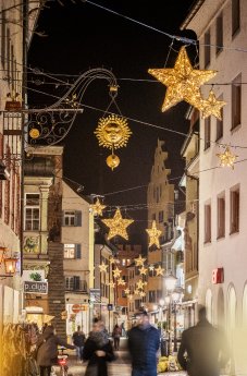 Konstanz-Weihnachtsmarkt-Weihnachtsbeleuchtung-Hussenstrasse-02_Winter_Copyright_MTK-Dagmar.jpg