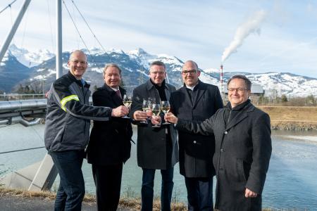 10 Jahre Erfolgsprojekt Dampfleitung verbindet: Urs Brunner, Verein für Abfallentsorgung, Alexander Ospelt, Ospelt Gruppe, Norbert Pustlauk, Milchhof AG, Daniel Risch Regierungschef-Stellvertreter, Ministerium für Infrastruktur, Wirtschaft und Sport und Martin Henck, CEO Hilcona AG (vo.li.na.re)