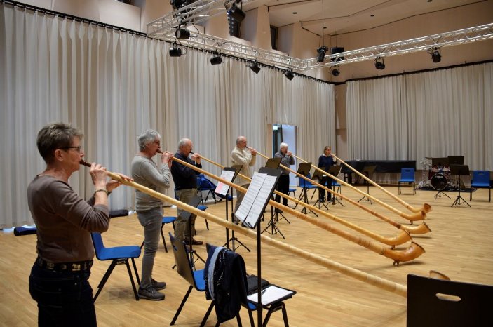 foto-alpenjutz-alphorn-spieler-bachsaal-bdb.JPG