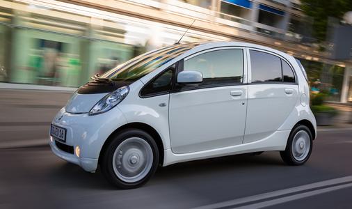Die Schwabengarage in Stuttgart errichtet in Kürze eine "3in1" Schnellladestation. Dort können dann alle gängigen Elektrofahrzeuge laden - unabhängig vom Ladestandard. Im Bild: Mitsubishi Electric Vehicle