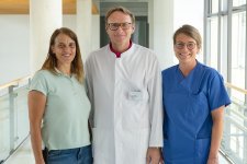 Cordula Petersmeier, Prof. Dr. Andreas Müller und Dr. Karin Roth (v.l.n.r.) / Bildquelle: Markus Kümmerle, Städtisches Klinikum Karlsruhe