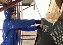 Für den Umgang mit asbesthaltigen Stoffen ist eine eigene Zertifizierung nach TRGS 519 Grundvoraussetzung. Außerdem schreibt der Gesetzgeber auch eine entsprechende Schutzkleidung vor. Foto: Krawczyk/HF.Redaktion