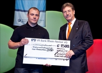 Preisträger Robert Reinhard Wiese (links) zusammen mit Hartwig Trinkaus, Leiter der Abteilung Presse- und Öffentlichkeitsarbeit der VR-Bank Rhein-Neckar e.G., (rechts)