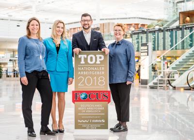 Weiterhin Spitze: Die Flughafen München GmbH (FMG) steht zum dritten Mal in Folge beim bundesweiten Ranking des Nachrichtenmagazins Focus in der Kategorie „Bester Arbeitgeber in der Branche Verkehr und Logistik“ ganz oben. Darüber hinaus landet die FMG im nationalen Vergleich über alle Branchen hinweg unter rund 1.500 Unternehmen erstmals in den „Top Ten“ der besten deutschen Arbeitgeber. Über diese herausragenden Ergebnisse freuten sich Personalchef Dr. Robert Scharpf und seine Mitarbeiterinnen Katharina Fröhlich, Ingrid Modlmayr und Adele Loew. (von links)