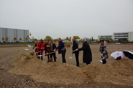 (v.l.): Vizepräsidentin Edith Rüger-Muck, Oberbürgermeisterin Jutta Steinruck, Kanzlerin (m.d.W.d.G.b) Carolin Nöhrbaß, Wissenschaftsminister Konrad Wolf, Hochschulpräsident Peter Mudra, Staatssekretär Stephan Weinberg, LBB-Geschäftsführer Holger Basten und Ortsvorsteherin Anke Simon (MdL)