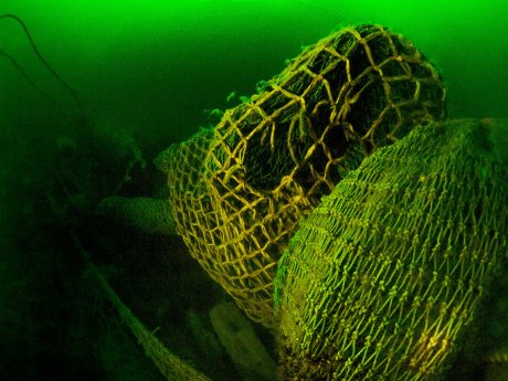 Verhaktes-Fischernetz-und-Tauwerksreste-aus-Plastik-am-Wrack-eines-Eisenseglers-vor-der-Ostkuest.jpg