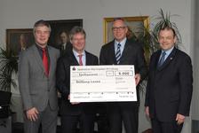 Spendenübergabe (von links nach rechts): Dr. Gunther Schunk, Leiter Kommunikation und Corporate Marketing der Vogel Business Media, Stefan Rühling, Vorsitzender der Geschäftsführung von Vogel Business Media, Dr. Jörg Maas, Hauptgeschäftsführer Stiftung Lesen, Johannes Altschäfl, Kaufmännischer Geschäftsführer Stiftung Lesen