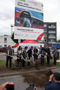 v.l.: Dr. Dieter Glück (Bundesverkehrsministerium), Dr. Helgard Berger (Vorstand VAG), Gisela Splett (Staatssekretärin Landesverkehrsministerium), Dr. Dieter Salomon (Oberbürgermeister), Edith Sitzmann (MdL, Fraktionsvorsitzende Die Grünen), Otto Neideck (Finanzbürgermeister), Stephan Bartosch (VAG Vorstand), Horst Bergamelli (Vorsitzender des Bürgervereins Mooswald)