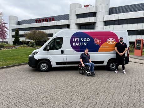89946-toyotafahrzeugubergabe-proace-max99er-rollstuhl-basketball.jpg