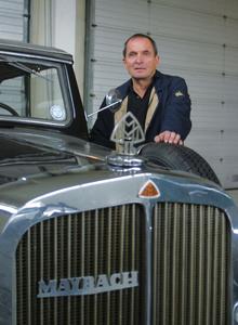 „Ein Maybach ist kein Oldtimer sondern ein Kunstwerk“, sagt Dr. Helmut Hofmann und gerät ins Schwärmen. Über 20 Jahre lang hat der Präsident des Maybach-Clubs Deutschland gesammelt, gestöbert, renoviert und geforscht, bevor er den Entschluss fasste, ein eigenes Museum für die Luxusmarke von einst zu gründen. Foto: obx-news