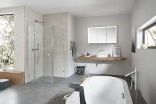 Die Glasdusche Granat und der Spiegelschrank Elegant-Line 2.0 sind ein unschlagbares Duo im modernen Badezimmer.