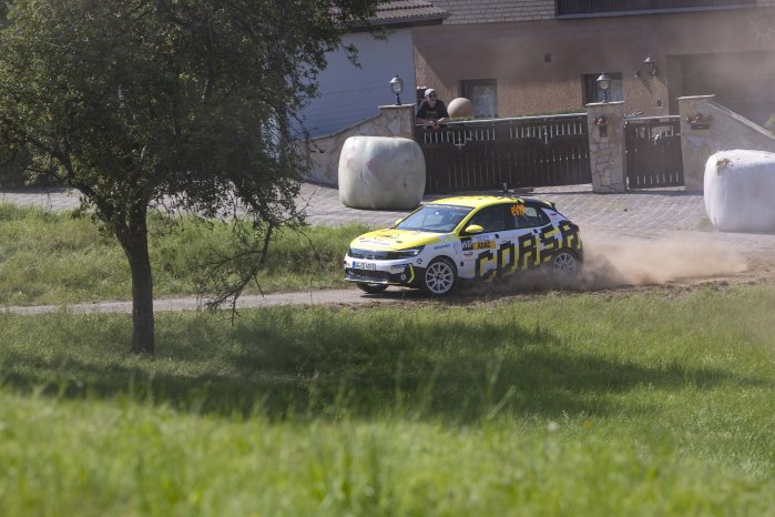 RallyeMont-BlancOpelCorsaRallyElectricvorhochalpinerKulisse (4).jpg