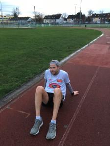 Florian Siebelmann nach dem Marathon auf dem Sportplatz